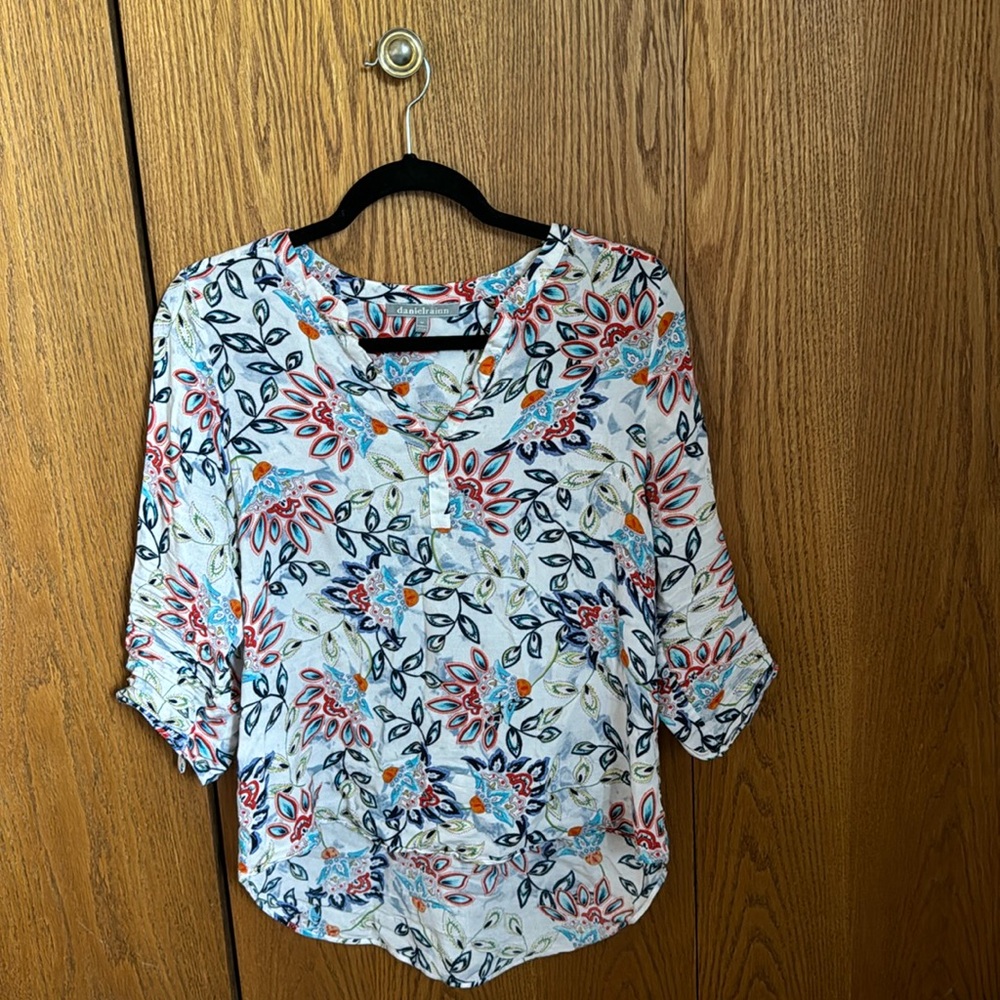 Brand: Daniel Rainn - Size: Medium - Color: White/Multicolor